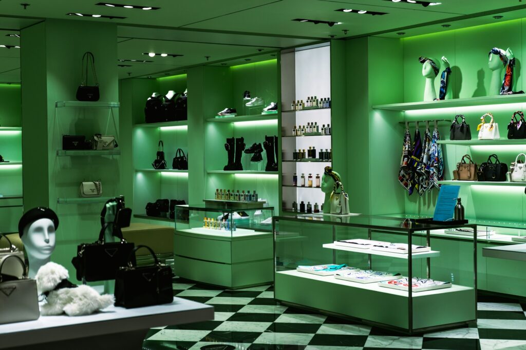 Intérieur de la boutique Prada à Paris