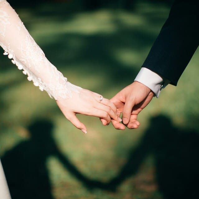 Mariés ensemble mains