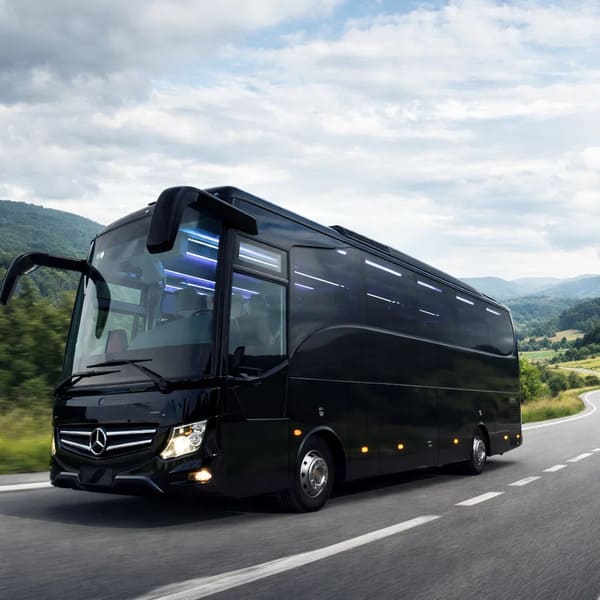 Autocar ou bus Mercedes noir sur route